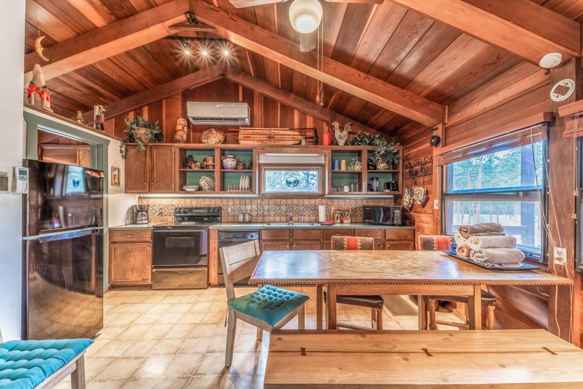 Сasa de vacaciones Deer Meadows: Adorable, Centrally Located With Private Hot Tub! *